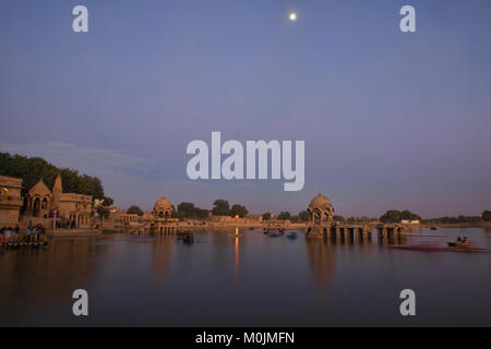 Der Sonnenuntergang am See Gadisar, Jaisalmer, Rajasthan, Indien Stockfoto