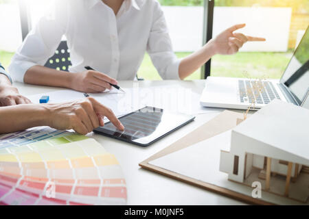 Kreative oder Innenarchitekten Teamarbeit mit Pantone Swatch und Baupläne auf Büro Schreibtisch, Architekten Auswahl Farbmuster für Design Projekt Stockfoto