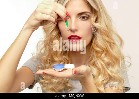 Schöne blonde Frau mit Kontaktlinsen. Stockfoto