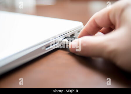 Das Einstecken oder Abziehen des USB-Flash-Speicher mit dem Laptop-PC Computer. Stockfoto