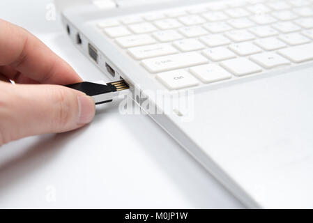 Das Einstecken oder Abziehen des USB-Flash-Speicher mit dem Laptop-PC Computer. Stockfoto