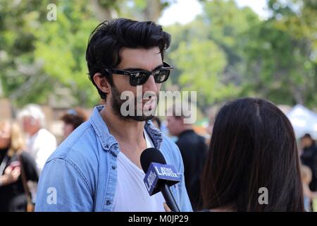 NORTH Hollywood, CA - Juni, 2017: Schauspieler Justin Baldoni Gespräche mit einem Reporter bei der Eröffnung des 64th Spielplatz Shane's Inspiration. Stockfoto