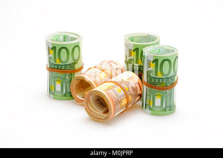 Verschiedene Euro-Banknoten in Rollen, 50 Euro, 100 Euro. Stockfoto