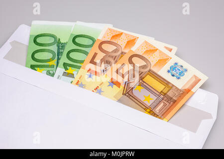 50 Euro und 100 Euro Banknoten in Umschlag Stockfoto