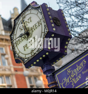 LONDON, Großbritannien - 28. DEZEMBER 2017: Uhr auf einem Schild, das auf St. Christopher's Place zeigt Stockfoto
