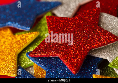 Hintergrund in der Nähe der bunten glitzernden Sternen übereinander Stockfoto