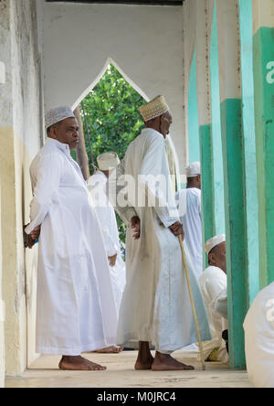 Männern, die mawlid Feiern auf dem Lamu Corniche vor der Moschee, Lamu Island, Kenia Stockfoto