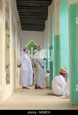 Männern, die mawlid Feiern auf dem Lamu Corniche vor der Moschee, Lamu Island, Kenia Stockfoto