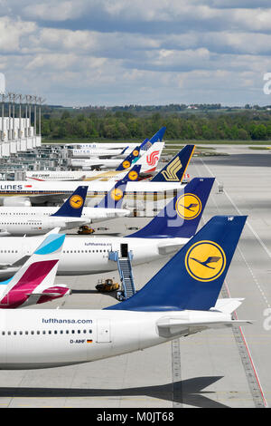 Flugzeuge der verschiedenen Airlines, Lufthansa, Eurowings, Singapore Airlines, Air China, United Airlines angedockt an Klemme 2 Stockfoto