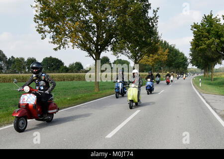 Gruppe auf Tour auf Vespas, Ausflug, Deutschland Stockfoto