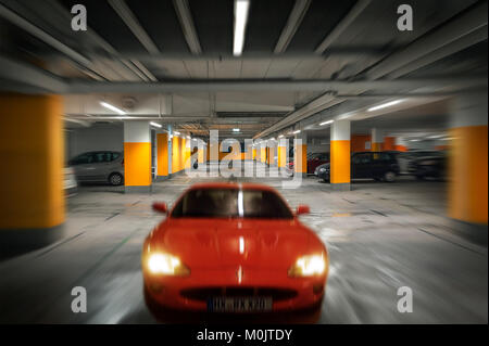 Auto fährt in der Tiefgarage, Deutschland Stockfoto
