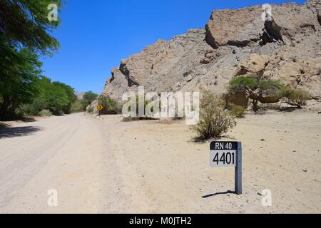 Wegweiser auf der Route National RN 40 bei KM 4401, in der Nähe von Cafayate, Salta, Argentinien Stockfoto