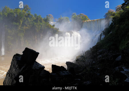 Die größten Wasserfälle auf der Erde, an der Grenze gelegen, Brasilien, Argentinien und Paraguay. Iguazu Wasserfälle, Südamerika Stockfoto