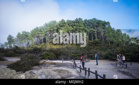 North Island, Neuseeland - Apr 25, 2015. Menschen besuchen Taupo Volcanic Zone am sonnigen Tag auf der Nordinsel in Neuseeland. Stockfoto