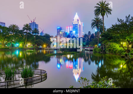 TAIPEI, Taiwan - 20. April: Dies ist eine Nacht Blick auf Zhonghsan Park und Xinyi Financial District Architektur in Donwtown Taipei am 20. April 2017 in der Ta Stockfoto