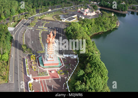 Luftaufnahme der 108 Fuß Lord Shiva Statue (Mangal Mahadev) vom Hubschrauber, noch im Bau an der hinduistischen Tempel Komplex am Grand Bassin, Stockfoto