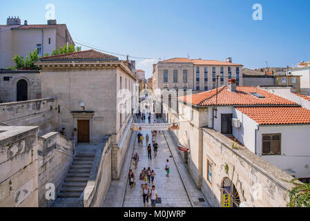 ZADAR, KROATIEN - 14. SEPTEMBER: Traditionelle mediterrane Architektur in der Altstadt von Zadar am 14. September 2016 in Zadar Stockfoto