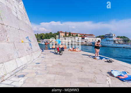 ZADAR, KROATIEN - 14. SEPTEMBER: Lokale Leute entspannend in der Nähe der Docks, an einem sonnigen Tag, am 14. September 2016 in Zadar Stockfoto