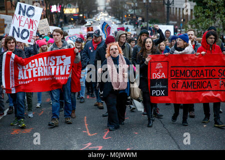 Colleen Duncan, von Portland, Mitte, nimmt an einem Marsch für die Rechte der Frauen und gegen Präsident Donald Trump, am 20. Januar 2018. Portland, OR Stockfoto
