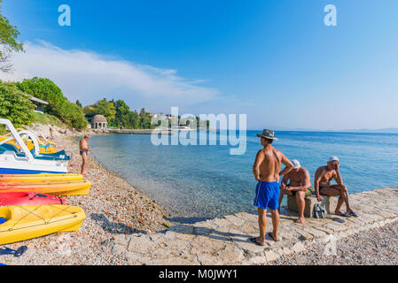 ZADAR, KROATIEN - 14. SEPTEMBER: Blick auf einem kleinen ruhigen Pebble Beach, wo die Einheimischen zu kommen wie Schwimmen und am 14. September 2016 in Zadar Stockfoto