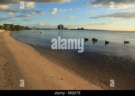 Fort Myers als vom Rand des Wassers von North Shore Park in North Fort Myers, Florida gesehen, © katharine Andriotis Stockfoto