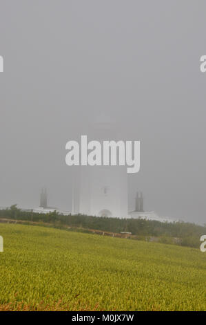 South Forland Leuchtturm eingehüllt in Nebel. Meer Nebel. Viktorianische Leuchtturm auf der südlichen Vorland in St. Margaret's Bay, Dover, Kent, England, UK. Nebel Stockfoto