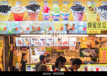 TAIPEI, Taiwan - 20. Mai: Bubble Tea shop Nachts, Bubble Tea ist ein poular Taiwanesischen Getränk, das Gemeinsame in Taiwan am 20. Mai 2017 in Taipeh zu sehen Stockfoto
