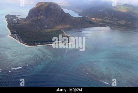 Die Unterwasserwelt Wasserfall und Halbinsel Le Morne Brabant, den gleichnamigen Basalt monolith und Morcellement Cambier Villen an der äußersten süd-westlichen Stockfoto