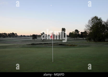 Ansicht des 1. Grün auf dem neuen Kurs an einem frostigen Morgen und Blick über die Golfplätze, Walton Heath Golf Club, Walton-on-the-Hill, Surrey, Stockfoto