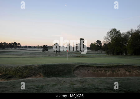 Ansicht des 1. Grün auf dem neuen Kurs an einem frostigen Morgen und Blick über die Golfplätze, Walton Heath Golf Club, Walton-on-the-Hill, Surrey, Stockfoto