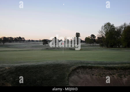 Ansicht des 1. Grün auf dem neuen Kurs an einem frostigen Morgen und Blick über die Golfplätze, Walton Heath Golf Club, Walton-on-the-Hill, Surrey, Stockfoto