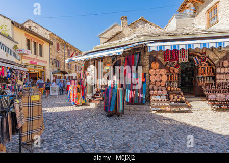 MOSTAR, BOSNIEN UND HERZEGOWINA - 23. SEPTEMBER: Mostar Altstadt Straße mit Geschäften und historische Architektur am 23. September 2016 in Mostar Stockfoto