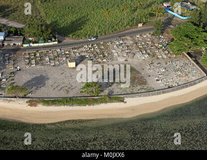 Blick auf dem Friedhof von einem Hubschrauber in der Nähe der Halbinsel Le Morne Brabant, Riviere Noire-Distrikt, der Republik Mauritius. Stockfoto