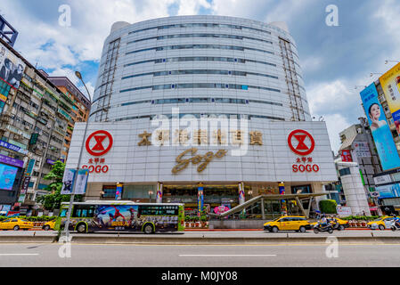 TAIPEI, Taiwan - 27. Juni: Dies ist das Alte Kaufhaus Sogo ist ein beliebter Ort für Luxusgüter in der Innenstadt Zhongxiao Fuxing zu kaufen sind Stockfoto