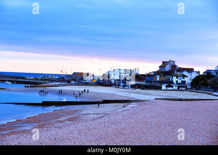 Strand bei Sonnenuntergang Lyme Regis, Dorset UK Stockfoto