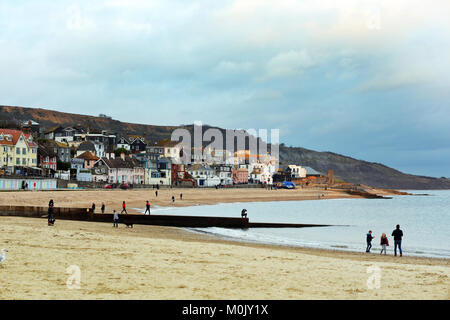 Lyme Regis Bucht mit Blick der Cob und kleine Boote im Hafen. Stockfoto