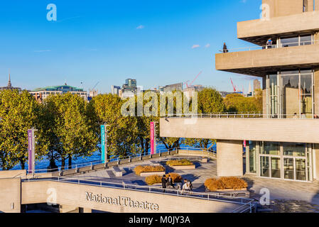 LONDON, Großbritannien - 07 November: Das Royal National Theatre Gebäude in Southbank, berühmt für seine darstellende Kunst ist auf den 07. November 2017 Stockfoto