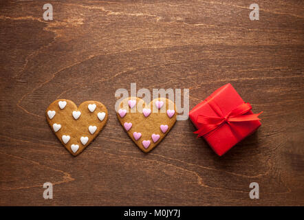 Herzförmige Lebkuchen cookies und Geschenk Stockfoto