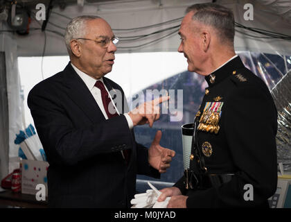 Der frühere US-Außenminister Colin Powell (links) spricht mit US-amerikanischen Generalstabs Vorsitzender Joseph Dunford während des National Memorial Day Konzert in der U.S. Capitol West Rasen 28. Mai 2017 in Washington, DC. Stockfoto