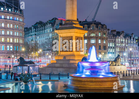 LONDON, GROSSBRITANNIEN - 05 Dezember: Nacht Blick auf den Trafalgar Square und die britische Architektur in London am 05. Dezember 2018 in London. Stockfoto