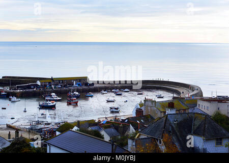 Lyme Regis Bucht mit Blick der Cob und kleine Boote im Hafen. Stockfoto
