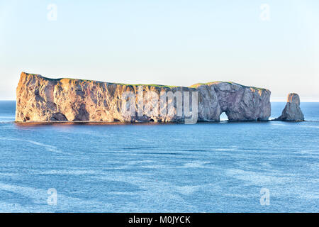 Berühmte große Rocher Percé Rock in Gaspe Halbinsel, Quebec, Gaspesie region, Kanada bei Sonnenuntergang, blau Sankt-Lorenz-Golf Wasser Stockfoto