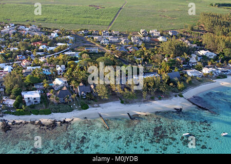 Lagune, Felder und Bauerndorf aus einem Hubschrauber, Savanne Bezirk der Republik Mauritius gesehen. Stockfoto