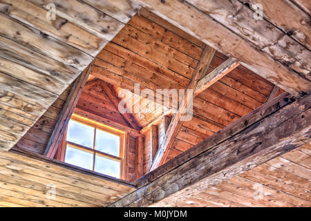 Lebendige farbenfrohen Interieur aus Holz von alten, verlassenen Haus mit kleinen Fenster Stockfoto