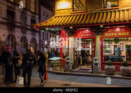 LONDON, GROSSBRITANNIEN - 06 Dezember: Dies ist eine Nacht Szene in Chinatown, der ein beliebtes Reiseziel in London am 06 Dezember, 2017 in Londo Stockfoto