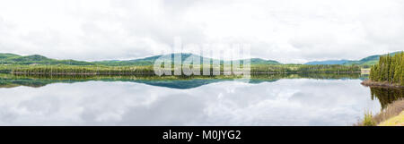 Panorama Panorama der ruhigen klaren See mit bewölkt Reflexion von Pinienwald in Québec, Kanada Stockfoto