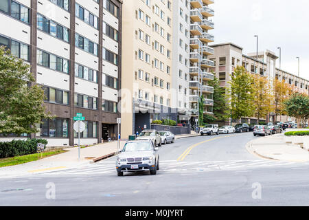 Silver Spring, USA - 16. September 2017: Innenstadt von Stadt in Maryland mit Autos auf der Straße, Appartement Eigentumswohnung Eigentumswohnung Gebäude Stockfoto