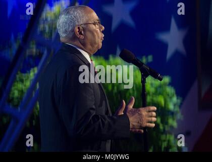 Der frühere US-Außenminister Colin Powell spricht während der Nationalen Gedenkstätte Tag Konzert in der U.S. Capitol West Rasen 28. Mai 2017 in Washington, DC. Stockfoto