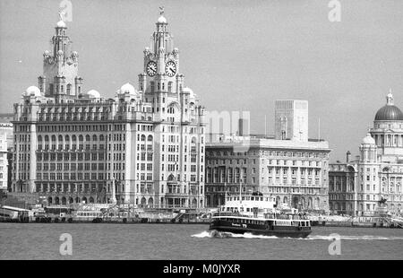 Die woodchurch Mersey Fähre über den Fluss Mersey im Sommer 1992 Stockfoto