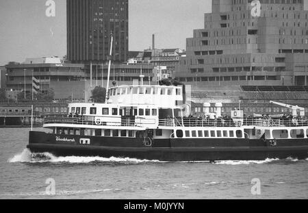 Die woodchurch Mersey Fähre über den Fluss Mersey im Sommer 1992 Stockfoto